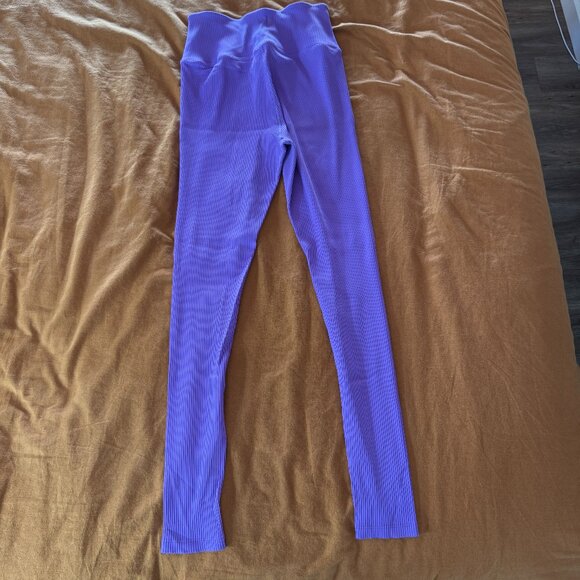 Year of Ours Set with Sports Bra & Leggings in Orchid size L - Picture 4 of 9